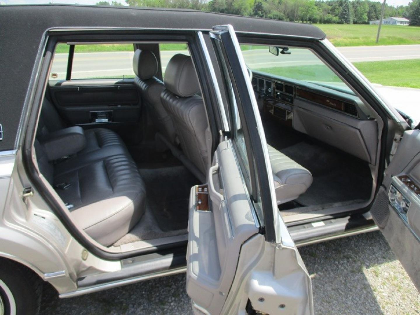 1989 Silver Frost /Titanium Lincoln Town Car (1LNBM81F5KY) with an V8 engine, Automatic transmission, located at 1725 US-68 N, Bellefontaine, OH, 43311, (937) 592-5466, 40.387783, -83.752388 - 1989 LINCOLN LUXURY TOWN CAR 5.0L V8, AUTO, Midnight Black Carriage Roof, Silver Frost -Titanium leather 6-way twin comfort recliner driver & passenger seats, AM/FM/CASS, Power Antenna, PW, PL, Power Deck Release, Tilt Steering Fingertip Speed Control, Wire Wheel Covers. - Photo#12